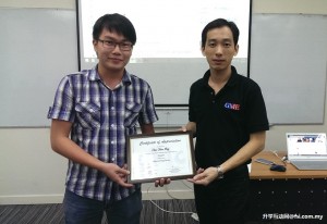 President of CFIC Bong Jeen Hao presenting a certificate to Jimmy Chan.