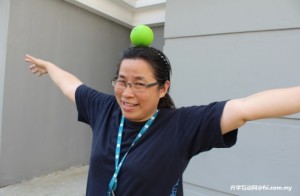 幼儿教育大专文凭课程协调员暨讲师Ms Choo Peak Yean将球顶在她的头上，测试自己的平衡能力