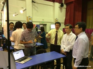 （左2起）KBU工程与电脑系主任黎文汉、KBU总执行长拿督张昌樑博士和院长徐从贵博士正在欣赏学生作品。