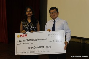 KBU院长徐从贵博士颁发模拟支票给电脑系最佳作品由Alamelu Mangai Palaniappan，她的作品为Mobile-based Diary System (iOS) 。
