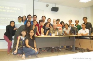 From left to right: Tan with the Managing Director of NUS Press Dr Paul H. Kratoska and other participants in a group photo
