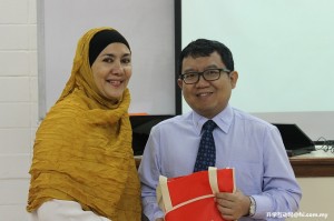 （右）KBU院长徐从贵博士颁发纪念品于马来西亚室内设计师协会(MIID)理事会会员兼特别项目董事Anura Hashim。